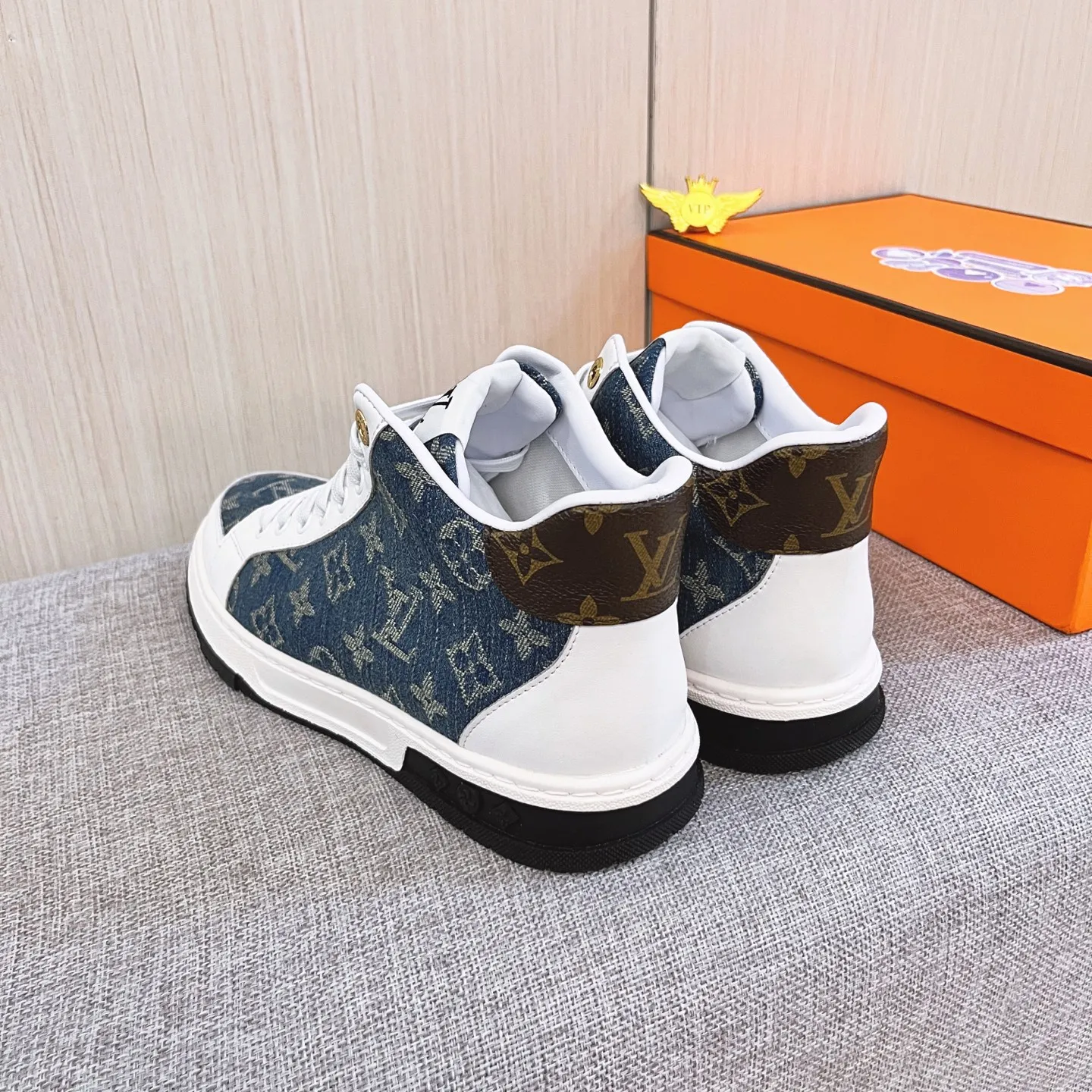 🚘🚘Factory batch 440💰👍[LV]🔥🔝Louis Vuitton, high-end men's shoe brand, official website 1:1 latest masterpiece: the upper is made of Italian official website original special technical cloth fabric 🔥Original comfortable and breathable lining ➕Original designated non-slip outsole 🔥Make walking more convenient and comfortable! An exclusive new model, a stunning work, a beautiful 1:1 replica [color] compared to the official quality! Create a fashionable personality to set off your uniqueness! A must-have for trendy men! 🔥, sizes: 38-44. color:.    2⃣️colors available🔥